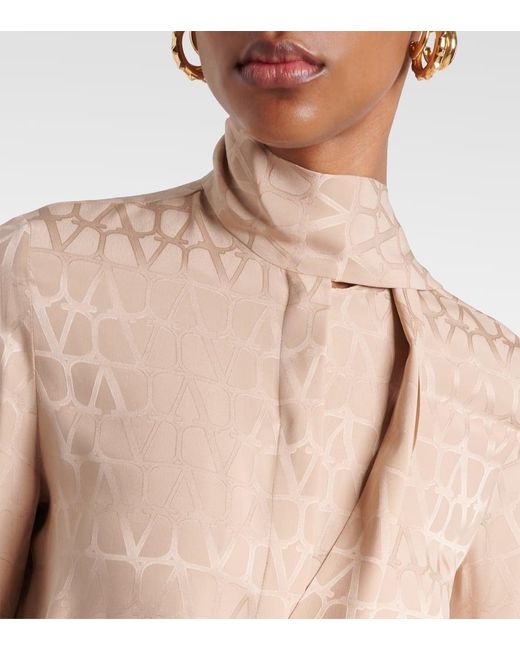 Blusa de seda con lazada y monograma Valentino de color Natural