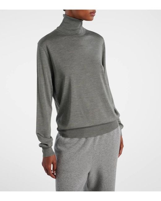 Top Liwen A Col Roule En Soie The Row en coloris Gray