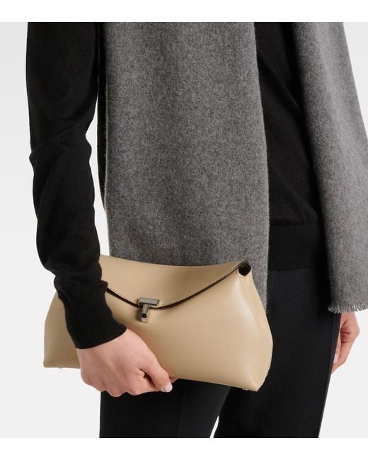 Totême  Natural Clutch T-Lock Aus Leder