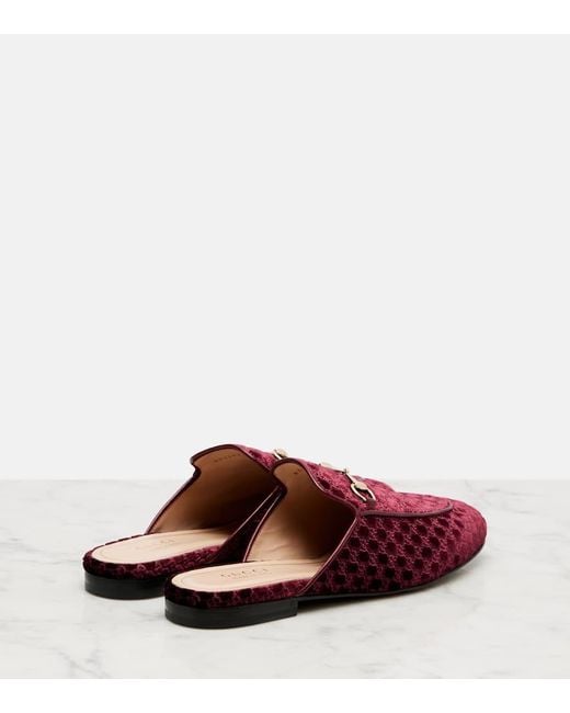 Mules Princetown De Terciopelo Con Horsebit Gucci de color Red