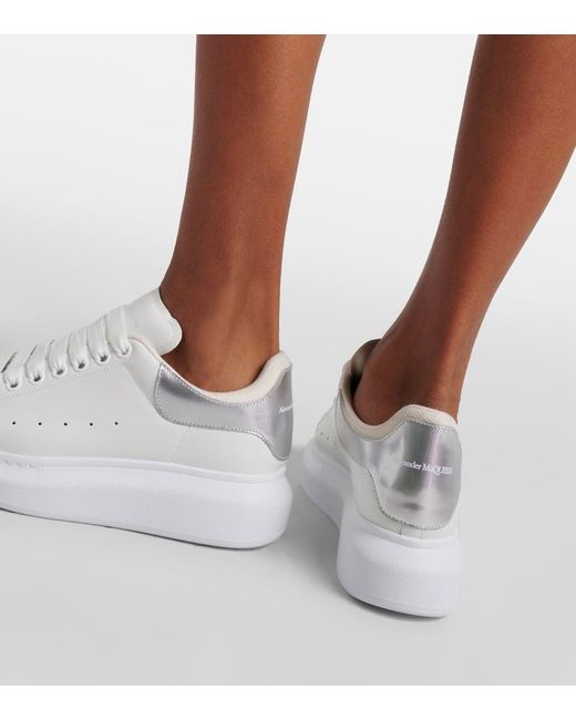 Sneakers in pelle con platform di Alexander McQueen in White