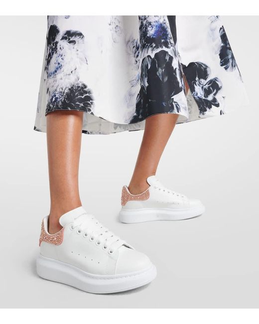 Zapatillas de piel adornadas Alexander McQueen de color White