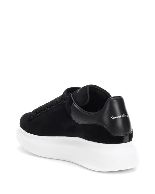 Sneakers in velluto di Alexander McQueen in Nero Lyst