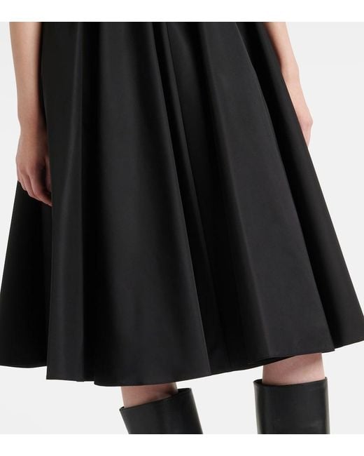 Vestido midi con logo triangular Prada de color Black