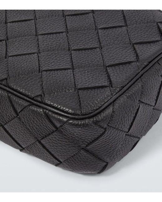 Bottega Veneta Crossbody Bag Intrecciato Aus Leder in Black für Herren