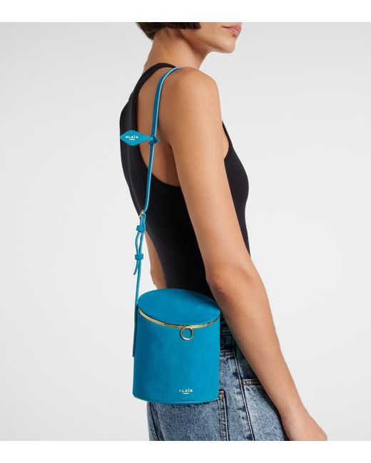 Sac Seau La Canette Small En Daim Alaïa en coloris Blue