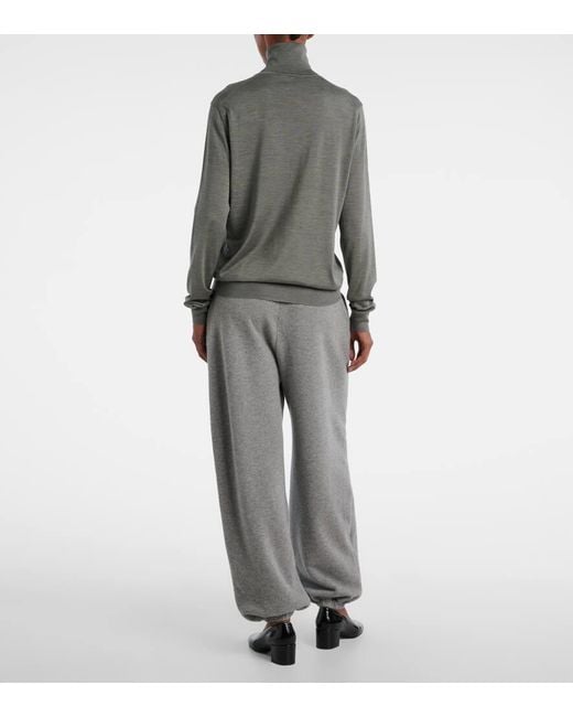 Top Liwen A Col Roule En Soie The Row en coloris Gray