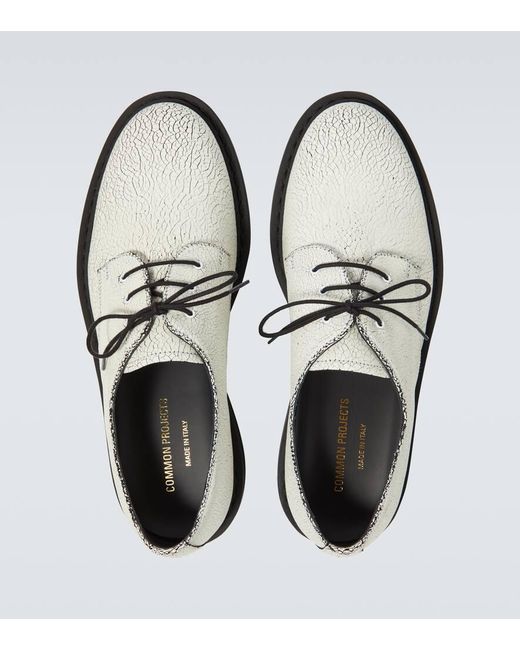 Zapatos derby de piel craquelada Common Projects de hombre de color White