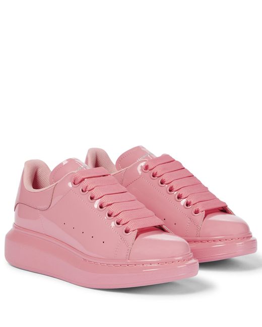 Sneakers in vernice di Alexander McQueen in Pink