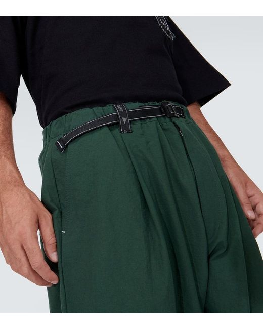 Pantaloni tapered Nylon Chino Tuck di And Wander in Green da Uomo
