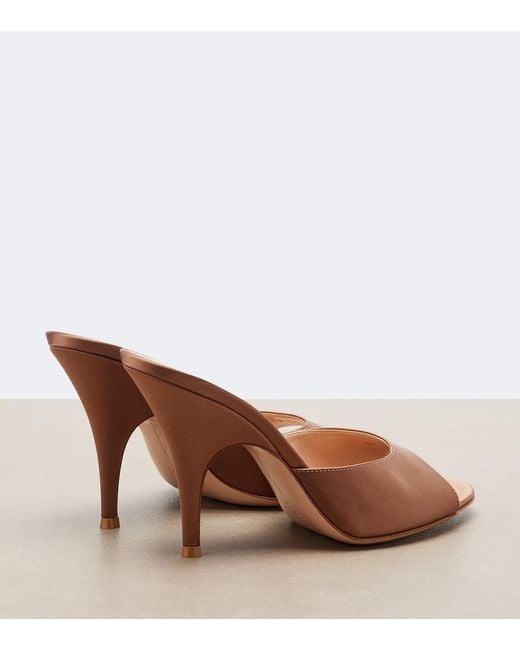 Mules Sofia di Gianvito Rossi in Brown