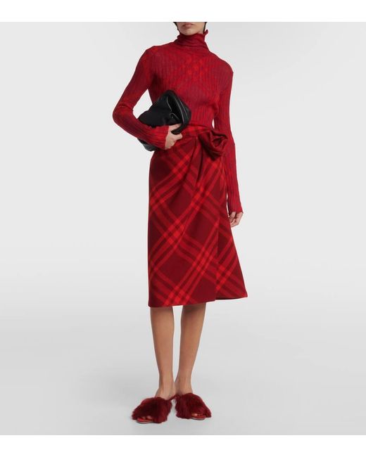 Falda midi de lana con Check Burberry de color Red