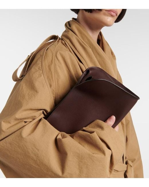 Clutch Peggy di The Row in Brown
