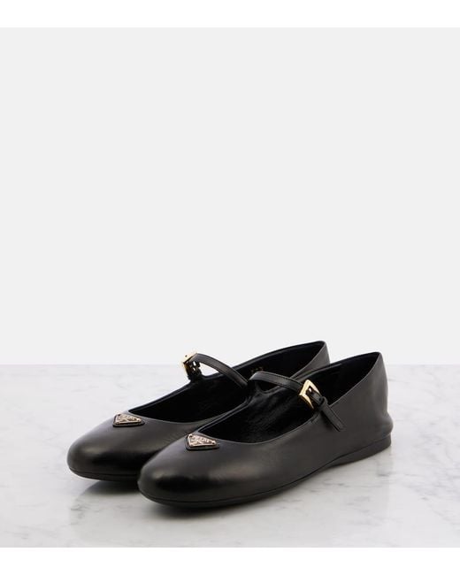 Zapatos planos Mary Jane de piel Prada de color Black
