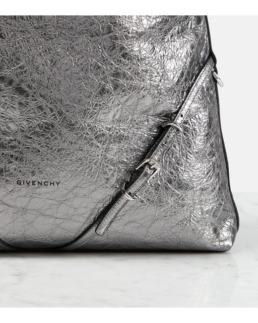 Bolso al hombro Voyou Chain Medium de piel metalizada Givenchy de color Gray