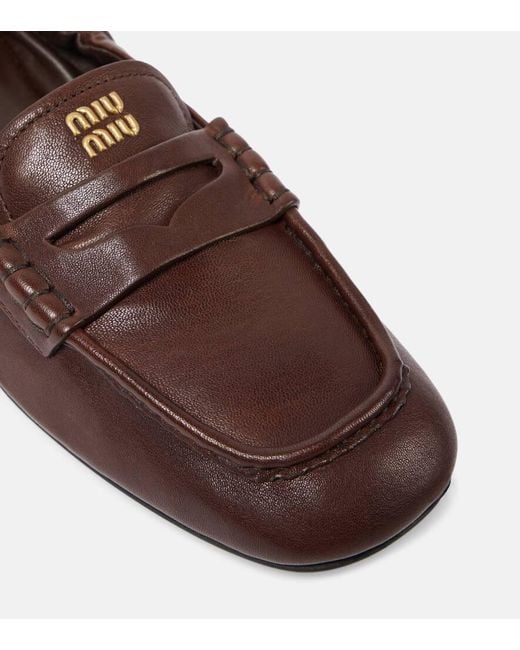 Mocasines Penny De Piel Con Logo Miu Miu de color Brown