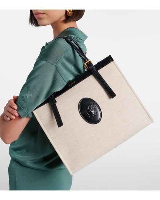 Shopper Riviere Small di Versace in Black