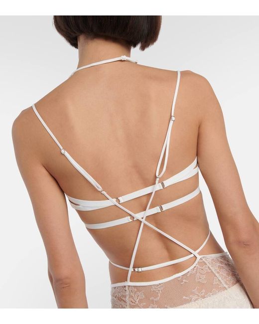 Vestido De Novia Con Encaje Y Cuello Halter Nensi Dojaka de color White