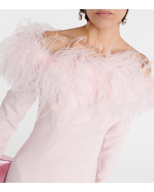 Safiyaa Pink Off-Shoulder-Robe mit Federn