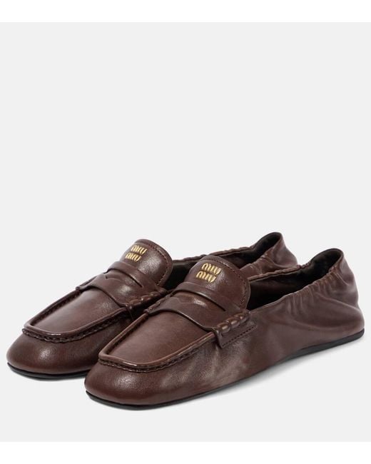 Mocasines Penny De Piel Con Logo Miu Miu de color Brown