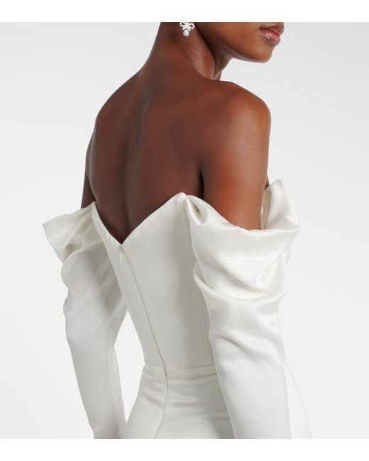 Robe De Mariee En Crepe De Satin A Encolure Bardot Alex Perry en coloris White