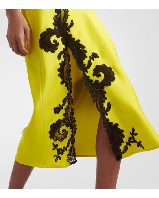 Robe midi Barocco en satin et dentelle Versace en coloris Yellow