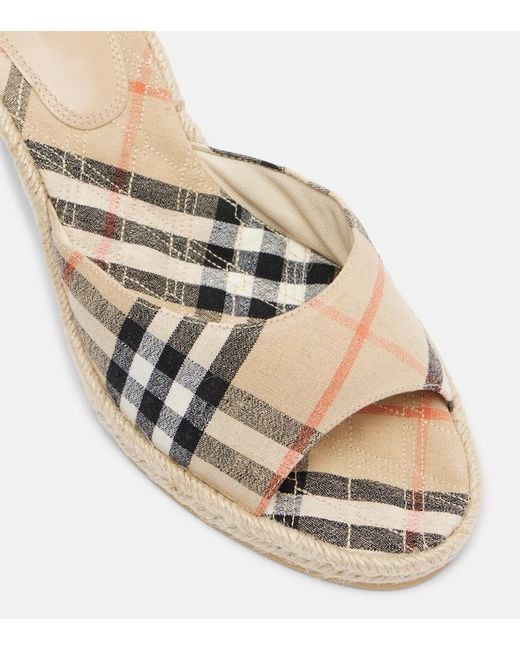 Mules Compensees Check Burberry en coloris Natural