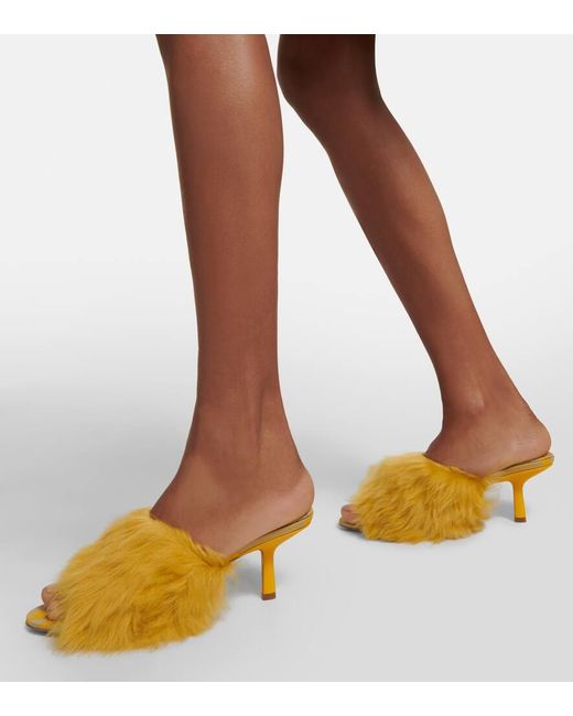Mules Jackie in shearling e pelle di Burberry in Yellow