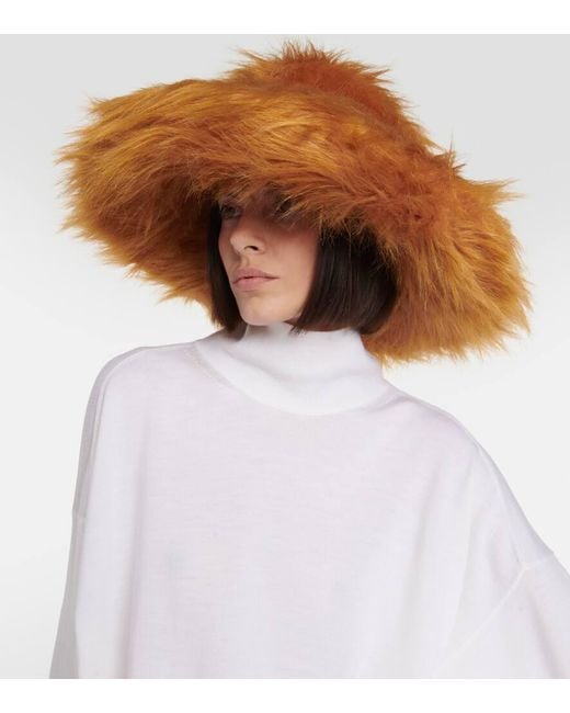 Cappello in pelliccia sintetica di Ruslan Baginskiy in Orange