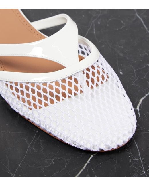 【関税&送料込】Alaia Infradito Infradito leather and fishnet mules in gold - Alaia | Mytheresa