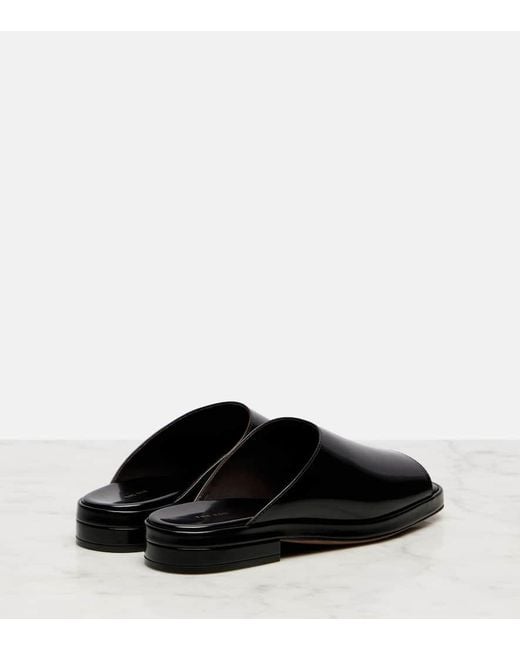サンダル・ミュール [The Row] Emi Mule in Leather Emi レザー製のミュール ブラック – The Row