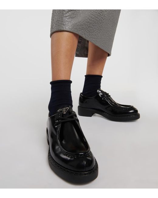 Zapatos con cordones y logo triangular Prada de color Black