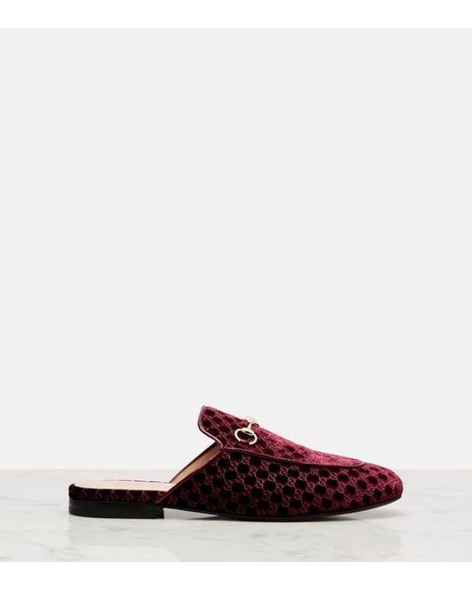 Mules Princetown De Terciopelo Con Horsebit Gucci de color Red
