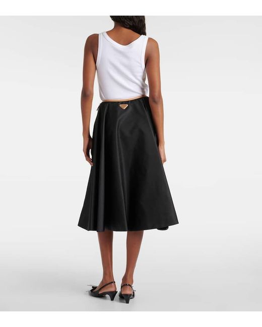 Falda midi con logo esmaltado Prada de color Black