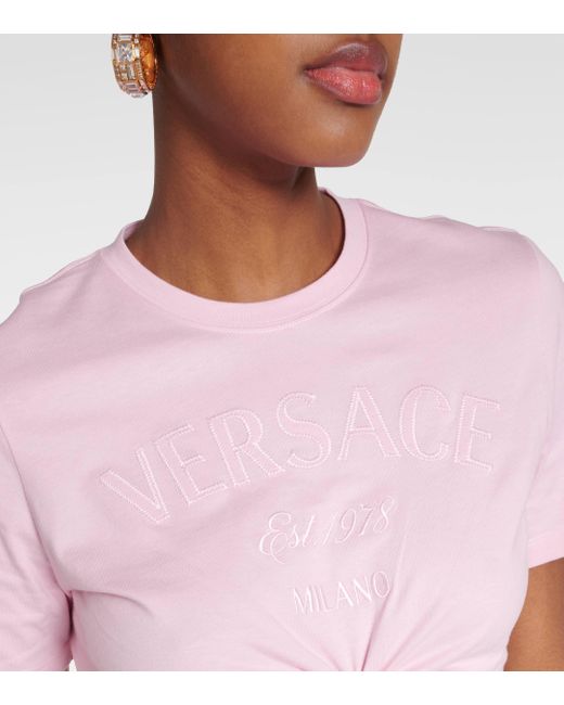 T-shirt raccourci en coton a logo Versace en coloris Pink