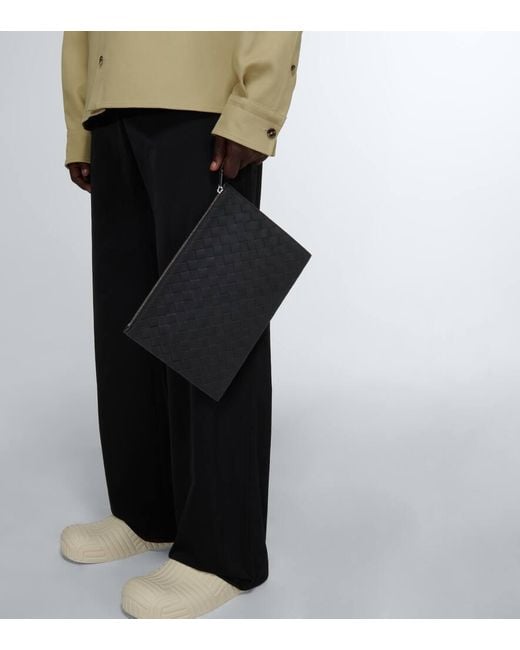 Bottega Veneta Etui Mit Riemen Intrecciato Large Aus Leder in Black für Herren