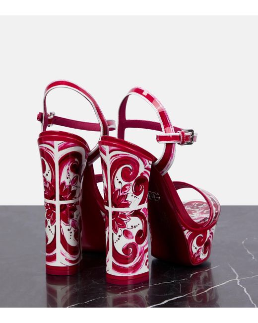 Sandales plateformes en cuir de veau brillant imprimé Dolce & Gabbana en coloris Pink