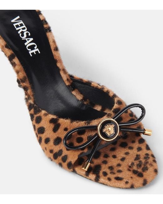 Mules Leopard Opera Bow 95 Versace en coloris Brown