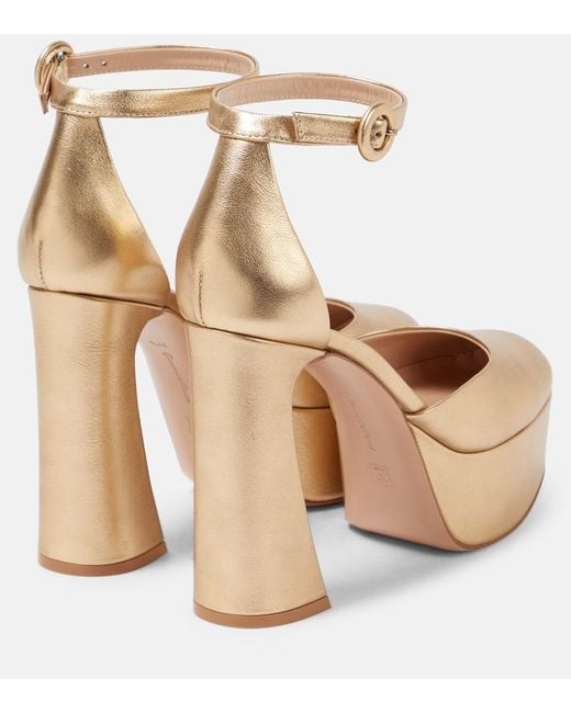 Pumps Holly D'Orsay di Gianvito Rossi in Natural
