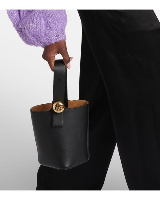 Bolso saco Pebble Mini de piel Loewe de color Black