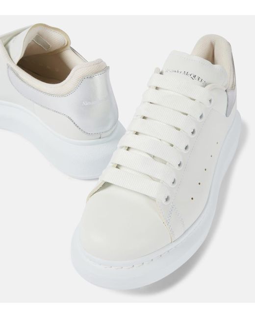 Sneakers in pelle con platform di Alexander McQueen in White