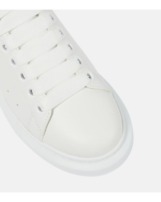 Sneakers oversize in pelle di Alexander McQueen in White