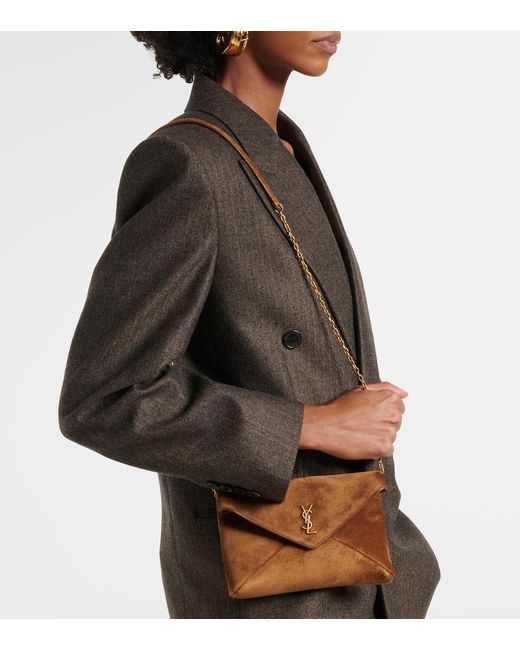 Bustina Cassandre Small di Saint Laurent in Brown