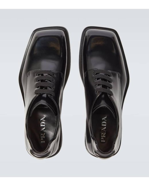 Zapatos derby de piel Prada de hombre de color Black