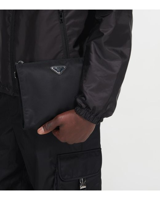 Pochette en nylon recyclé à détails en cuir Synthétique Prada pour homme en coloris Noir Homme Sacs Sacs pochettes 