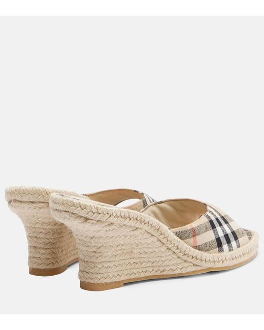 Mules Compensees Check Burberry en coloris Natural