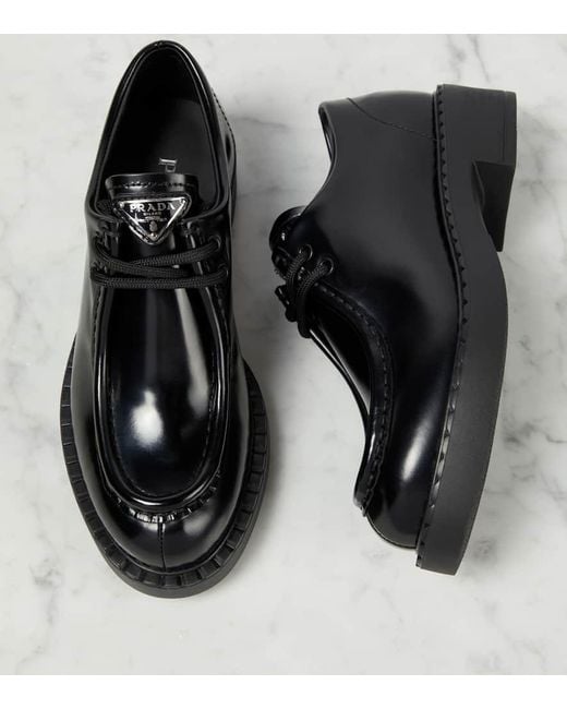 Zapatos con cordones y logo triangular Prada de color Black