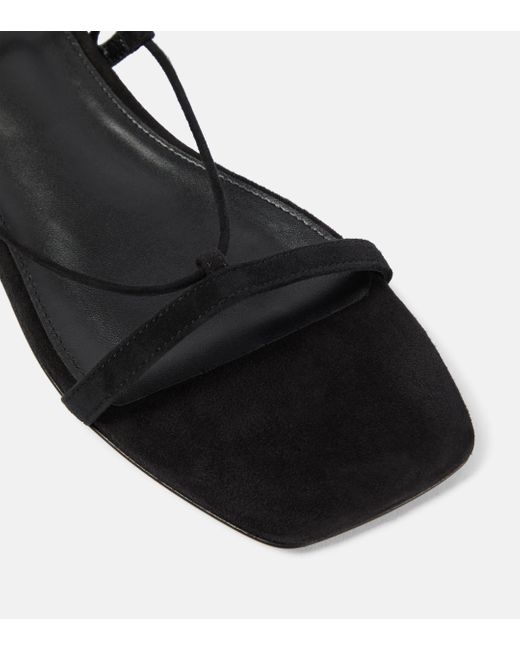 Sandales en daim Totême  en coloris Black