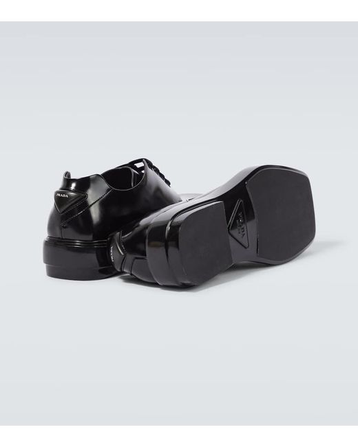 Zapatos derby de piel Prada de hombre de color Black