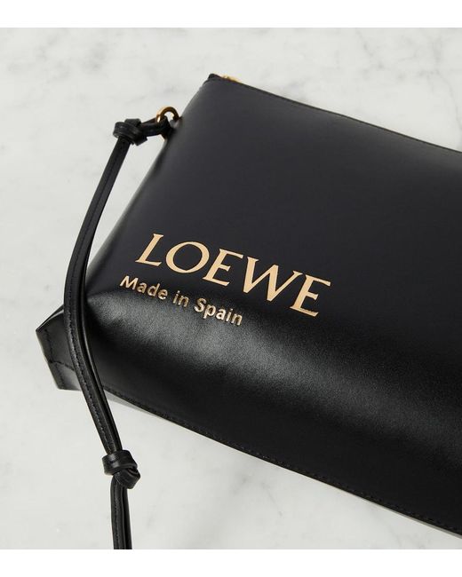 Pouch de piel con logo en relieve Loewe de color Black